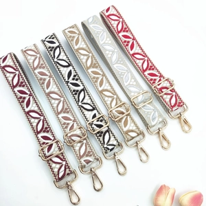 Vue détaillée de bandoulières jacquard brodées colorées avec boucles dorées