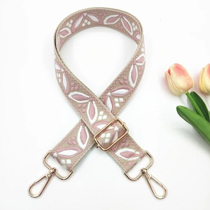 Détail de la broderie jacquard florale rose sur la bandoulière de sac réglable