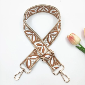 Détail de la bandoulière jacquard bohème avec crochets dorés et broderie florale