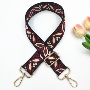 Détail de la bandoulière ethnique tissée avec crochets dorés et boucle réglable