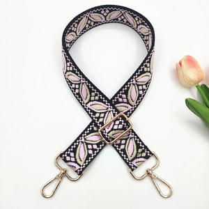 Détail de la bandoulière brodée jacquard floral avec mousquetons en métal doré