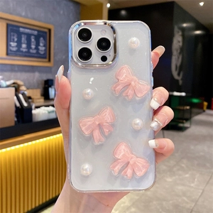 Detail mit 3D-Schleifen aus rosa Seide und weißen Perlen auf einer iPhone-Hülle
