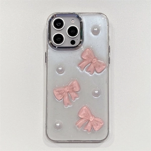 Detail der iPhone-Hülle mit rosa 3D-Schleifen und Perlenakzenten auf Glitzer-Finish