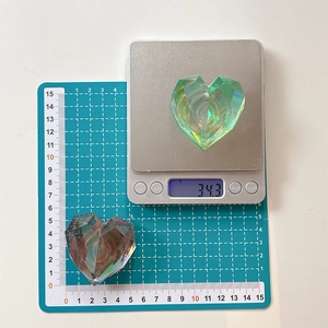 Detailed scale view of heart-shaped laser cut crystal phone stand size and weight
