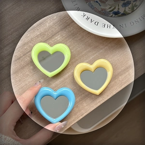 Draagbare hartvormige zakspiegels in de kleuren pastelgroen, geel en lichtblauw-set