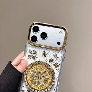 Détail de coque iPhone avec feuilles d'or, support strass et motifs porte-bonheur