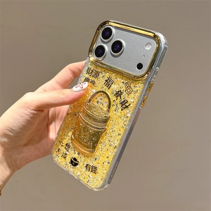 Detail van iPhone glitterhoesje met gouden 3D-bedel en feestelijke Chinese nieuwjaarsprint