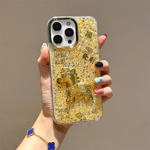Detail van gouden glitterhoesje met 3D-pony en Chinese gelukssymbolen voor iPhone