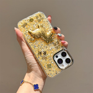 Detail van glitter gouden iPhone-hoesje met reliëf os en gelukzalige Chinese tekens