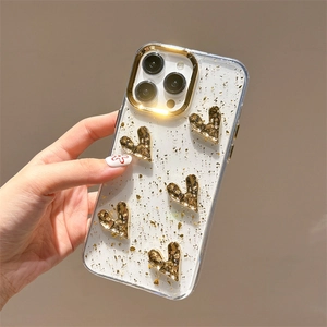Dettaglio custodia iPhone trasparente con foglia d'oro e cuori metallici 3D dorati