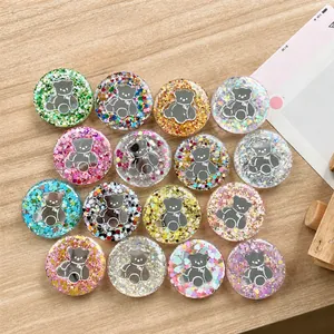 Platliggende weergave van 15 kleurrijke acryl telefoonhouders met beertjesmotief