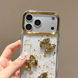 Dettaglio custodia iPhone con fiocchi dorati, scaglie di foglia d'oro e cornice lenti