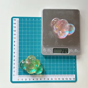 Detailed view of iridescent cloud phone grip showing 28.4g weight and 6.5cm dimensions