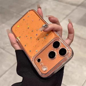 Detail der orangen Handyhülle mit glitzernden Laser-Herz-Pailletten und Kameraschutz