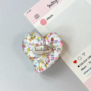Macro di supporto per telefono a cuore con paillettes colorate e dettagli in resina