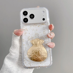 Détail de coque iPhone transparente avec feuille d'or, sac de fortune 3D et pièces
