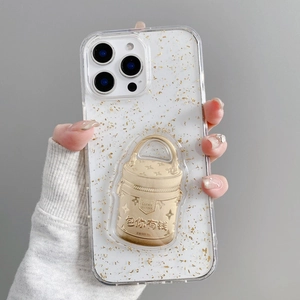 Vue détaillée d'une coque iPhone avec paillettes d'or et breloque 3D porte-bonheur lingot