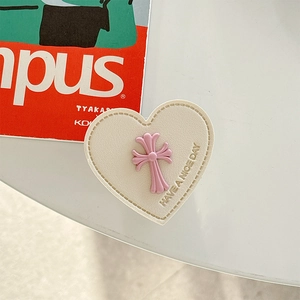 Detail der Handyhalterung aus cremefarbenem Leder mit rosa Kreuz und HAVE A NICE DAY Text