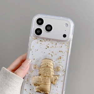Détail de coque transparente avec feuille d'or et relief 3D de la divinité Caishen