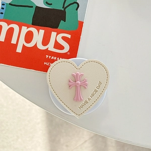 Detail der herzförmigen Leder MagSafe Halterung mit rosa Kreuz und Textaufdruck