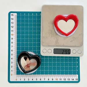 Detailed scale view of heart-shaped magnetic makeup mirror showing 29.5g weight and 55mm size