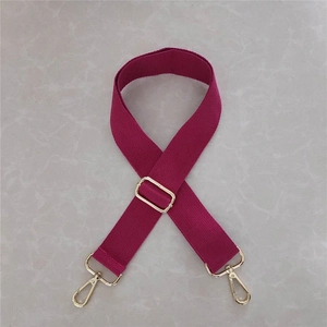 Vista detallada de la correa ajustable de algodón rosa con hebillas metálicas doradas