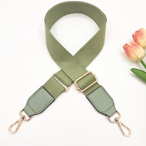 Bandoulière réglable en toile vert armée avec attaches dorées et détails en similicuir