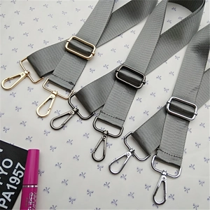 Verstellbarer grauer Nylonschultergurt mit verschiedenen Metallbeschlägen für Taschen
