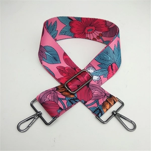Verstellbarer breiter Taschenriemen mit rosa Blumenmuster und dunklen Metallschnallen