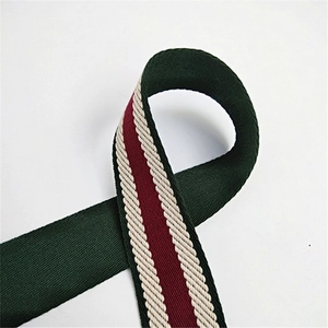 Détail de la bandoulière tissée épaisse réglable avec motif à rayures vert rouge et blanc