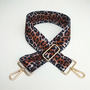 Details des Taschenmorgurts mit Leopardenmuster und glänzend goldenen Metallhaken