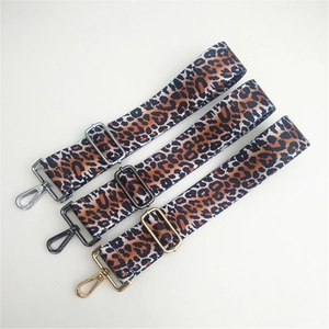 Verstellbarer Taschenriemen mit Leopardenmuster und Metallhaken in Gold und Silber