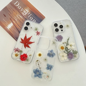 Coque iPhone transparente avec de vraies fleurs pressées et des paillettes brillantes