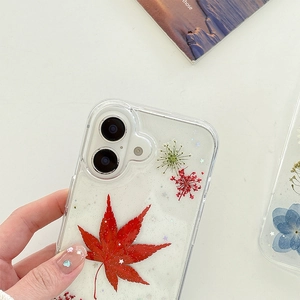 Vue détaillée de la coque iPhone transparente avec vraies feuilles d'érable et paillettes