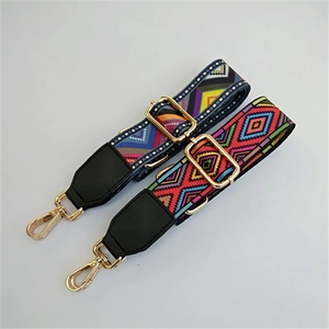 Adjustable geometric woven shoulder strap for bags with leather ends and gold metal clips