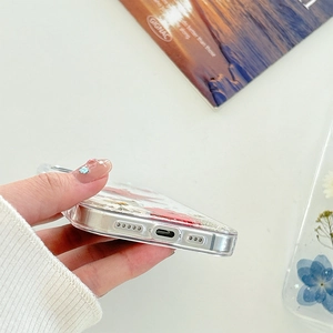 Détail de la coque iPhone transparente avec de vraies fleurs séchées et découpes précises