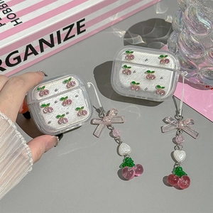 Nahaufnahme der AirPods-Hülle mit Glitzer, Strass-Kirschen und Schleifenanhänger