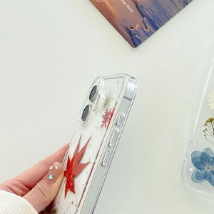 Détail de la coque iPhone transparente avec de vraies feuilles d'érable et découpes précises