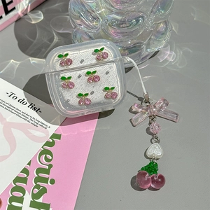 Detailansicht der AirPods Hülle mit rosa Kirsch-Anhängern und Herzperlen-Schlüsselband