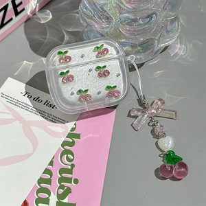 Detailansicht der glitzernden AirPods-Hülle mit Strass-Kirschen und rosa Schleife