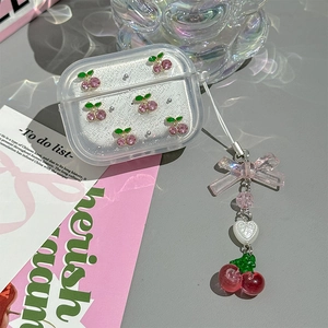 Detailansicht der AirPods-Hülle mit Strass-Kirschen und Schleifenanhänger-Anhänger