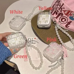 Detail van doorschijnende AirPods hoesjes met glitters, strikken en parelkoorden in vier kleuren