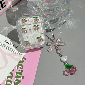 Detail der AirPods-Hülle mit Strass-Kirschen, Schleifen-Anhänger und Perlenkette