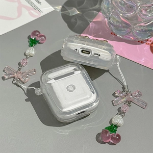 Detail der Glitzerhülle für AirPods mit rosa Schleife und Kirschanhänger in Szene