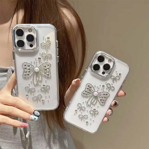 Dettaglio custodia iPhone trasparente con fiocchi di strass 3D e perla di lusso