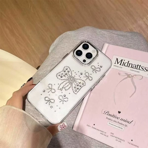 Dettaglio custodia iPhone trasparente con eleganti fiocchi di perle e strass