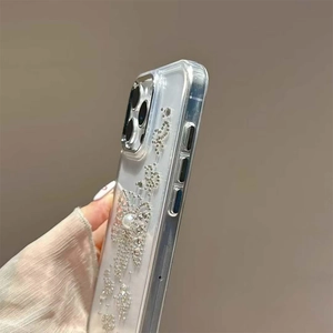 Dettaglio della custodia iPhone con elegante fiocco di perle e accenti di diamanti lucidi