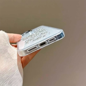 Dettaglio dei tagli precisi e dei glitter argento sulla custodia trasparente per iPhone