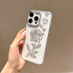 Dettaglio della custodia per iPhone con rose di strass argentati e design a cuori lucidi