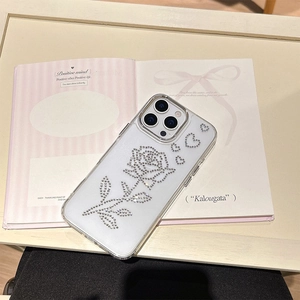 Dettaglio della custodia trasparente per iPhone con rosa e cuori in strass argento scintillante